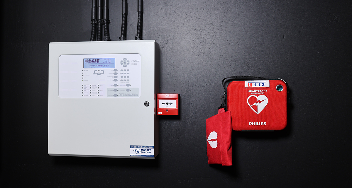 Brandmeldinstallatie, handbrandmelder en EHBO koffer