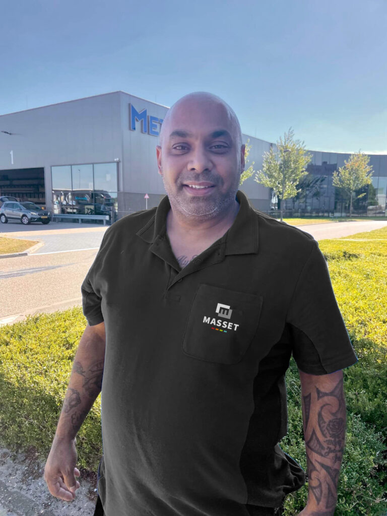 Collega met polo, nieuw logo