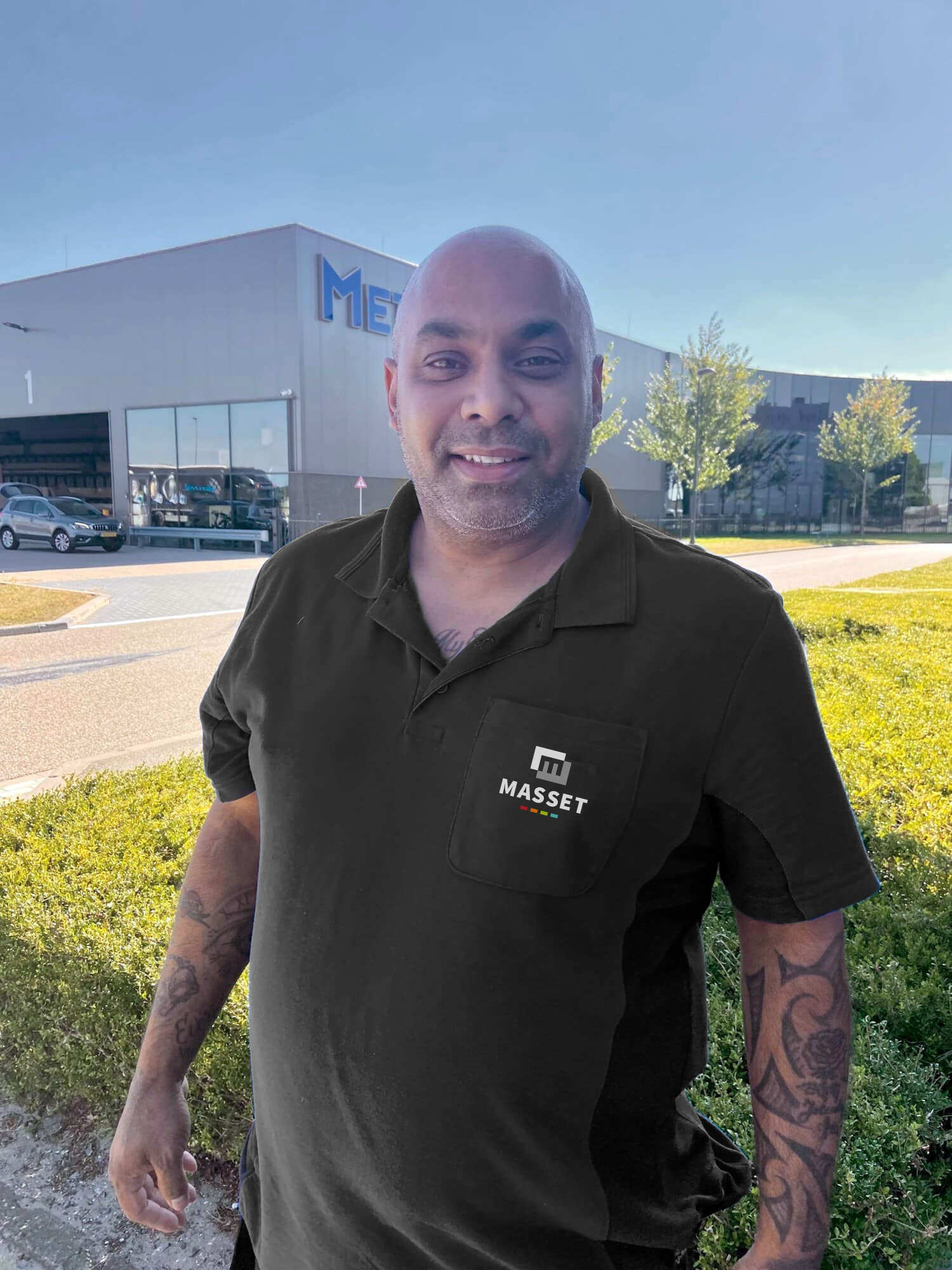 Collega met polo, nieuw logo