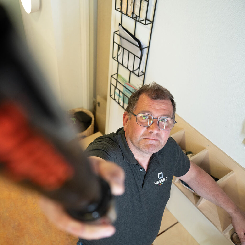 Collega's aan het werk met nieuwe Masset polo's.