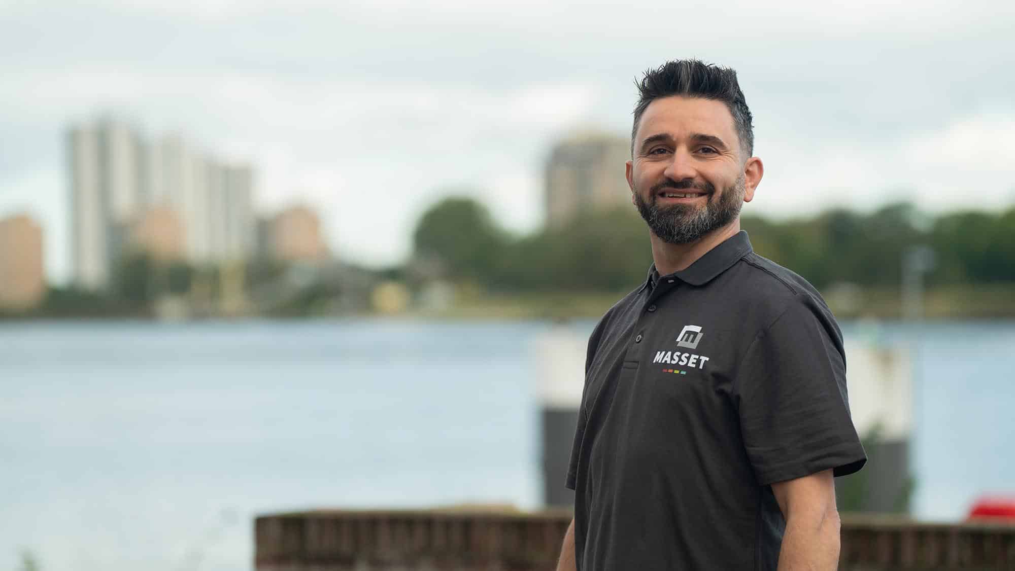 Masset collega, polo met het nieuwe logo