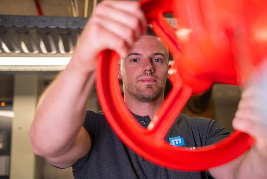 Collega's aan het werk met nieuwe polo's. Uwbeheerdersprinklerinstallaties