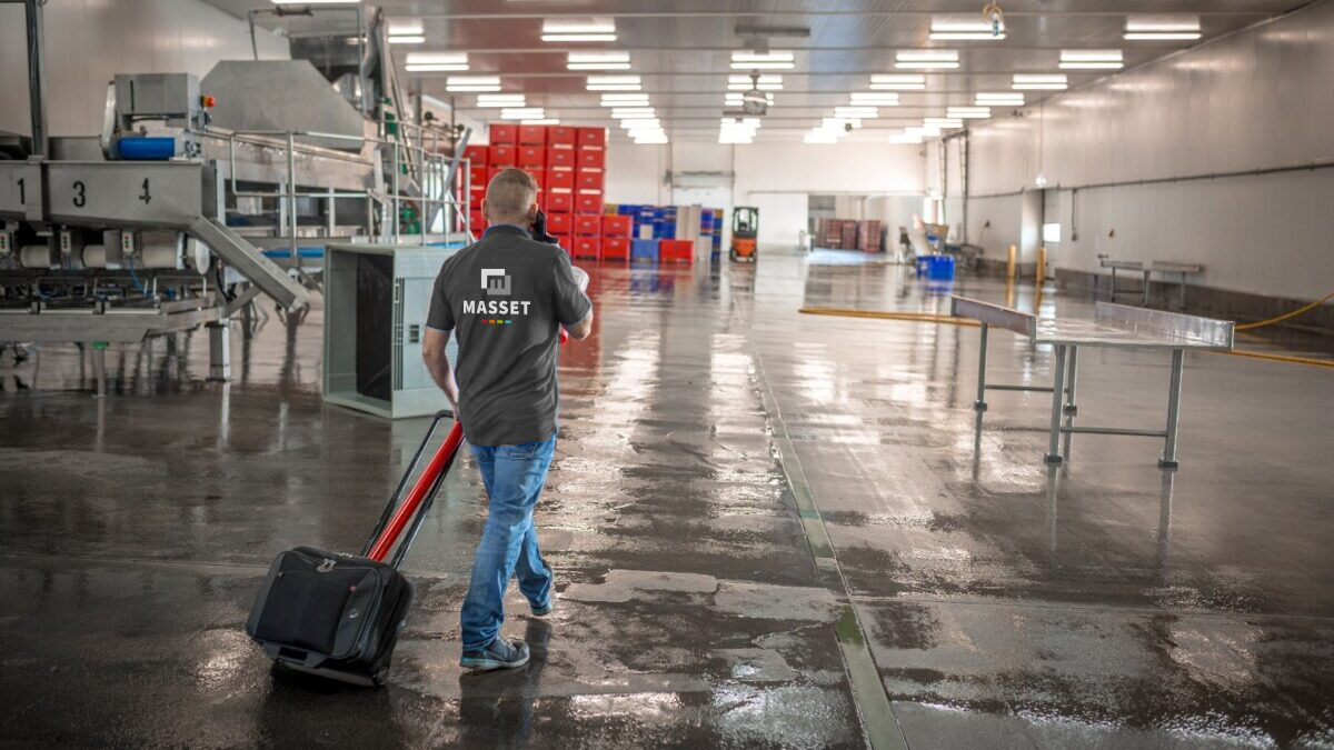 advies brandwerende afdichtingen Masset collega aan het werk, polo met het nieuwe logo