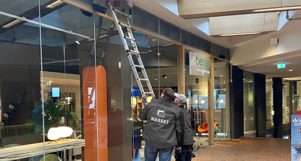 Masset collega's aan het werk, jas met het nieuwe logo