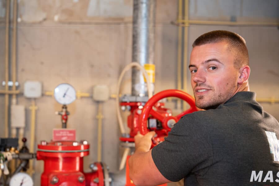 Monteur onderhoud sprinklerinstallatie
