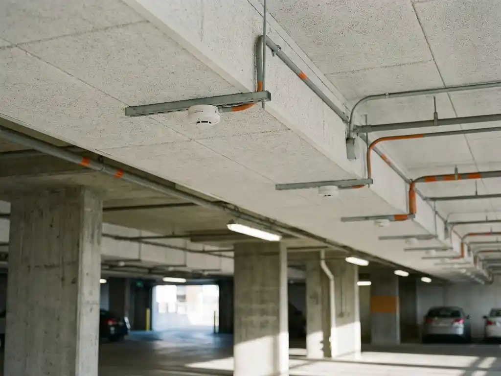 Wat zijn de CO-detectie eisen bij brandwerende platen in parkeergarages?